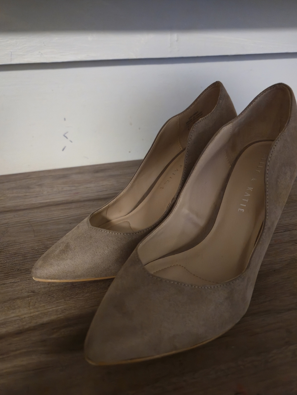 Kelly & Katie Taupe Pointed-Toe Suede Pumps 2 " Heels Like New 8 - Picture 13 of 15